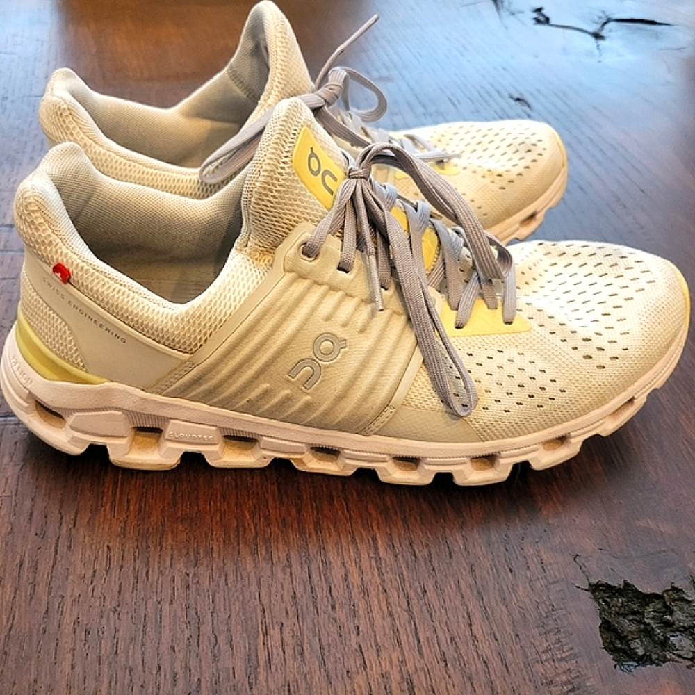 WOMANS ON RUNNING CLOUD SWIFT ATHLETIC SHOE